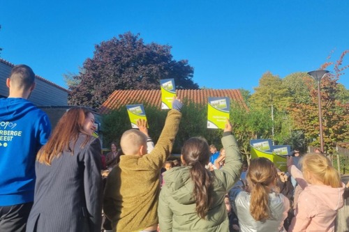 Uitdelen Halderberge Beweegt kids boekjes in de Fitweek