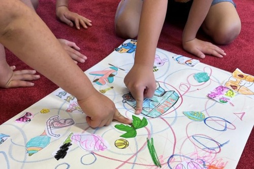 Kinderen wijzen naar zoekplaat