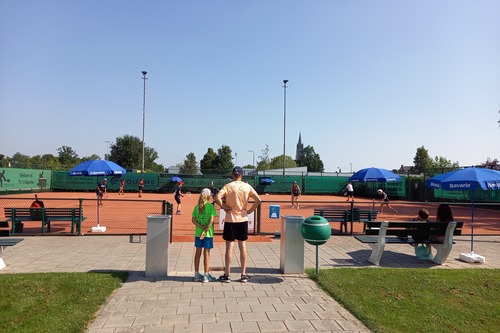 Tennissen met je papa, oma of buurman tijdens het mini-maxi toernooi.